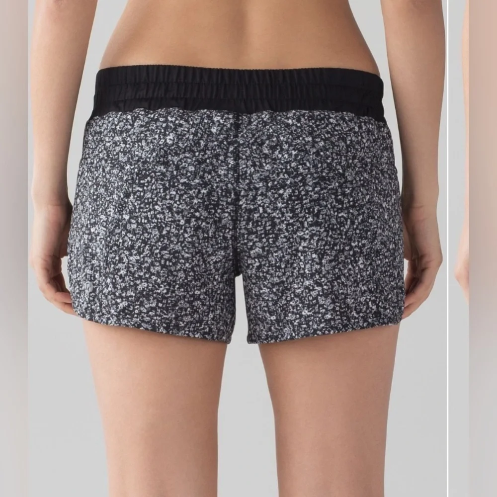 Lululemon Tracker Short IV 4”  Daisy Dust Alpine White Black / Black